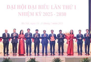 Thủ tướng trao quyết định và chụp ảnh chung với Ban Thường vụ Đảng bộ Bộ Ngoại giao.