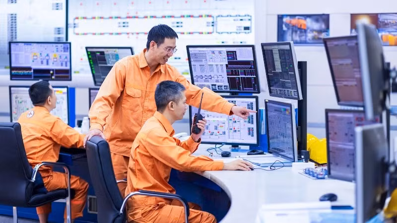 Lực lượng vận hành tập trung cao độ để đảm bảo sản xuất. (Ảnh: EVNGENCO1)