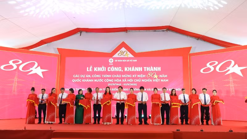 Các đại biểu thực hiện nghi thức khánh thành công trình Trạm biến áp 500kV Vĩnh Yên và đường dây đấu nối. (Ảnh: LÊ CHI)