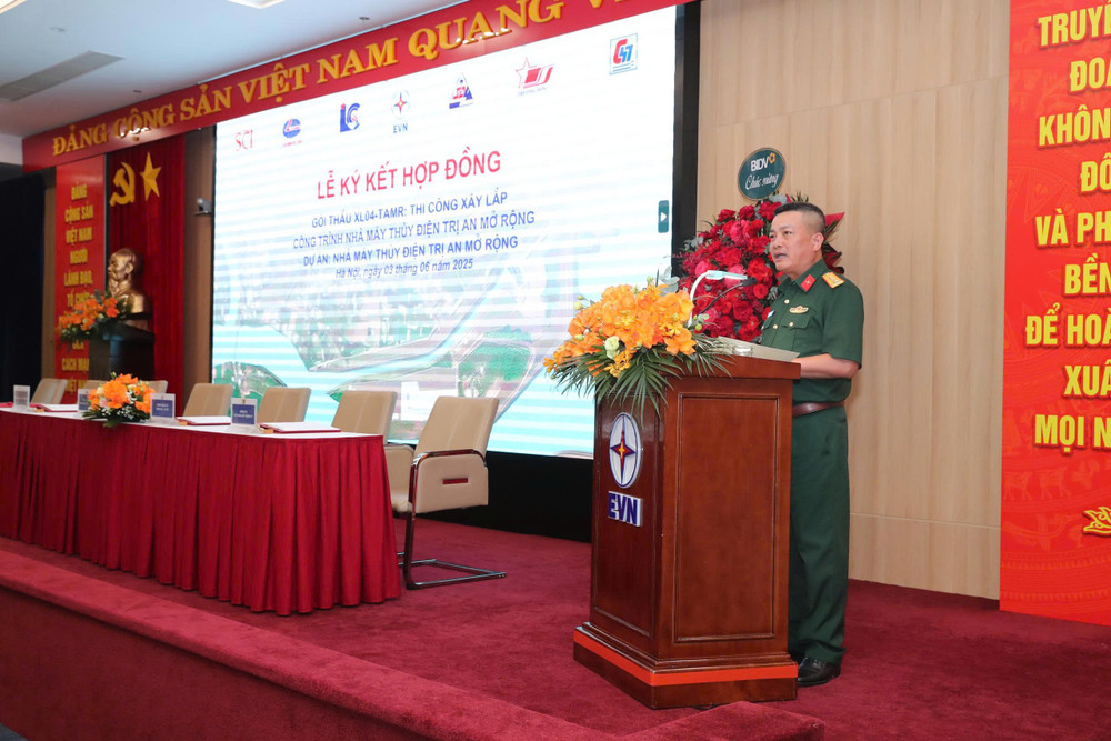 Đại tá Tăng Văn Chi, Tổng giám đốc Tổng công ty Xây dựng Lũng Lô bày tỏ cam kết của các nhà thầu đối với việc thực hiện Dự án. z6666700189312-c1e472771275472d00ec0980c2d437d3.jpg