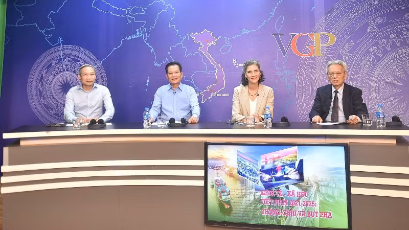 Toàn cảnh Tọa đàm “Kinh tế-xã hội Việt Nam 2021-2025: Chống chịu và bứt phá”. 
