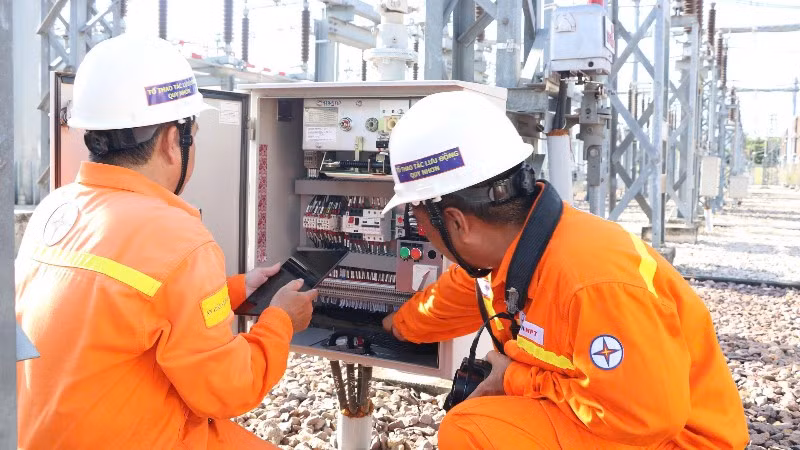 Nhân viên vận hành kiểm tra thiết bị tại Trạm biến áp 220kV Quy Nhơn.