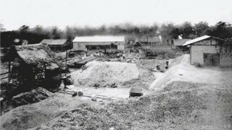 Công trường xây dựng Nhà máy Đèn Bờ Hồ năm 1892. (Ảnh: EVNHANOI)