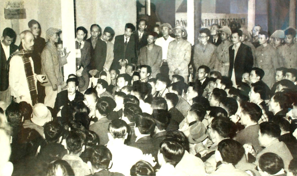 Bác Hồ tới thăm hỏi, động viên những người thợ điện Thủ đô tại Nhà Máy đèn Bờ Hồ ngày 21/12/1954. (Ảnh: EVNHANOI) z6738199487292-b653819e41a86e0621fde1388c095e14.jpg