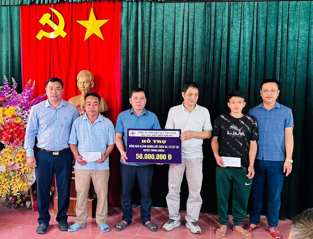 Đại diện Công ty Cổ phần Phát triển điện lực Việt Nam hỗ trợ bà con 50 triệu đồng. z6661012529457-b9a43e8581f913ce42e093d3174a3a9a-20250601182644984.jpg