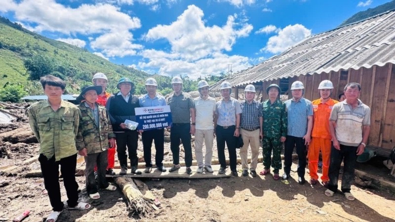 Đoàn công tác EVNGENCO1 hỗ trợ cho bà con bị ảnh hưởng bởi lũ đợt cuối tháng 5/2025.