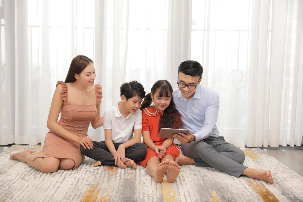 Khách hàng đồng hành cùng ngành Điện sử dụng điện tiết kiệm. (Ảnh: EVNHANOI) 632a6237.jpg