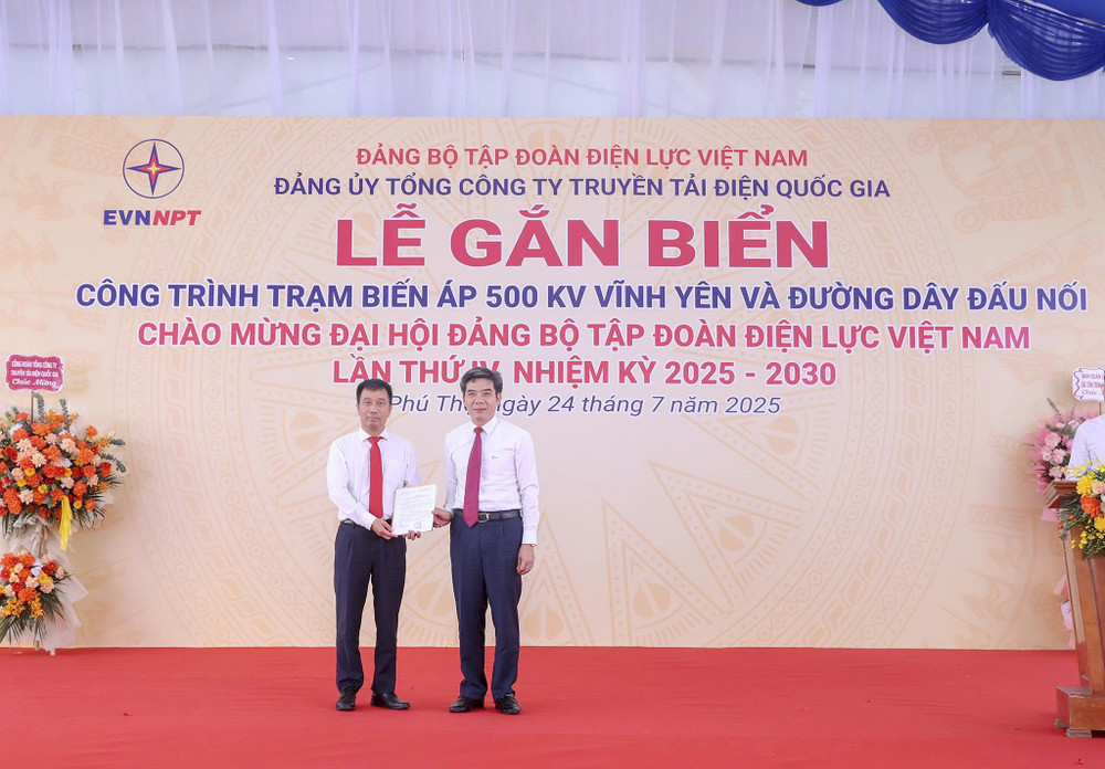 Đồng chí Nguyễn Hữu Tuấn, Phó Bí thư Thường trực Đảng ủy EVN (ảnh phải) trao Quyết định công nhận Công trình chào mừng Đại hội Đảng bộ Tập đoàn Điện lực Việt Nam lần thứ IV. (Ảnh: NGỌC TUẤN) z6835632791345-c5eb82d66435de737c2d1fa656bff613.jpg