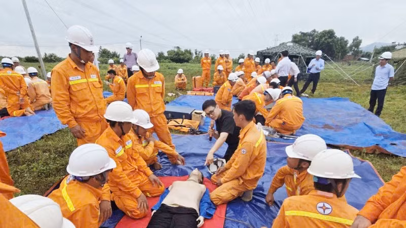 luc-luong-tham-gia-thuc-hanh-cuu-nan-cuu-ho-va-so-cap-cuu-ban-dau-1658.jpg