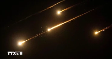Các vệt sáng trên bầu trời Jerusalem khi Iran tiến hành cuộc tấn công bằng tên lửa nhằm vào Israel tối 13/6/2025. (Ảnh: THX/TTXVN) 
