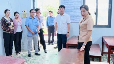 Đồng chí Tô Việt Thu, Thường vụ Tỉnh ủy, Bí thư Đảng ủy phường Bạc Liêu (Cà Mau) và các đồng chí lãnh đạo phường kiểm tra trường, lớp chuẩn bị thật tốt cho năm học mới 2025-2026. (Ảnh HỒNG THƠ)