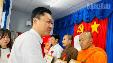 Bí thư phường Vĩnh Trạch (Cà Mau), đồng chí Ngô Hiếu Dân trao tặng giấy khen cho các vị sư sãi, chức sắc có thành tích tiêu biểu. (Ảnh: TRỌNG DUY)