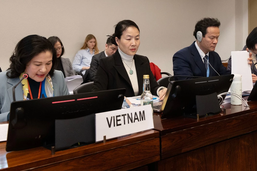 Thứ trưởng Nội vụ Nguyễn Thị Hà (ngoài cùng bên trái) cùng đoàn đại biểu Việt Nam tại Phiên bảo vệ Báo cáo quốc gia lần thứ 9 về thực thi Công ước CEDAW. (Ảnh Đoàn đại biểu liên ngành Việt Nam)