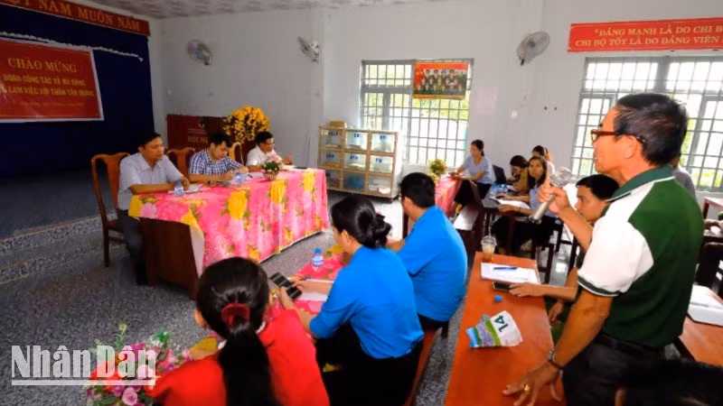 Lãnh đạo xã Bù Đăng (tỉnh Đồng Nai) về thôn 1 gặp gỡ, lắng nghe ý kiến của nhân dân