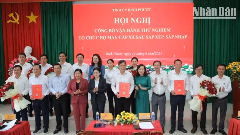 Lãnh đạo tỉnh Bình Phước trao quyết định cho các đồng chí được giao nhiệm vụ vận hành thử nghiệm tổ chức bộ máy cấp xã sau sắp xếp, sáp nhập. 