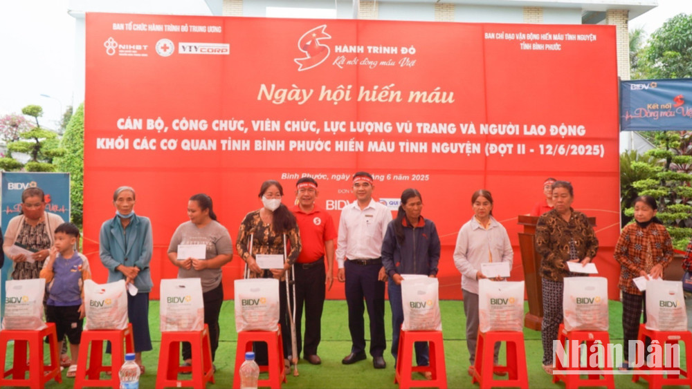 Đại diện các đơn vị tổ chức trao quà hỗ trợ cho các hộ dân khó khăn trên địa bàn tỉnh. hien-mau-1-7275-9984.jpg