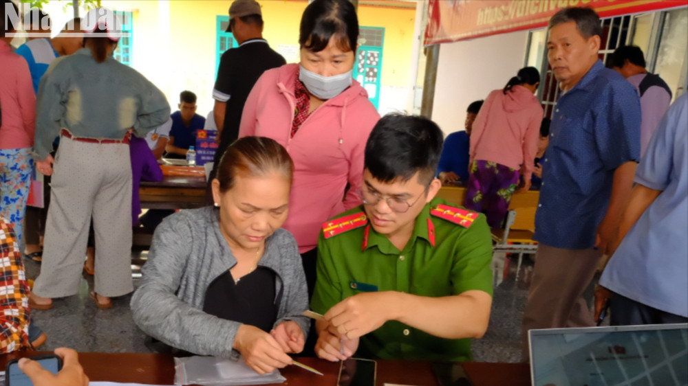 Cán bộ xã Bù Đăng hướng dẫn người dân cài đặt VNID dscf0346-7395-6543.jpg