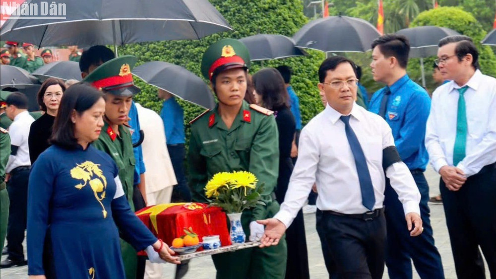Lãnh đạo tỉnh Bình Phước tiễn đưa hài cốt liệt sĩ về nơi an nghỉ cuối cùng. z6750104624220-404aa6d74c3e2d065525a5b45d3d6870-5419.jpg