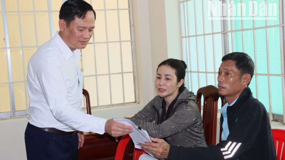 Lãnh đạo thị xã Chơn Thành hướng dẫn người dân thực hiện các thủ tục hành chính theo quy trình hoạt động của mô hình xã, phường mới. 33-5588.jpg