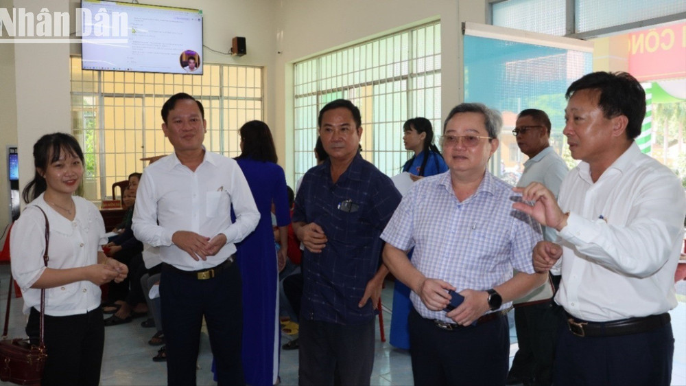 Lãnh đạo tỉnh Bình Phước kiểm tra việc vận hành chạy thử bộ máy chính quyền cấp xã, phường mới. 77-3056-2213.jpg