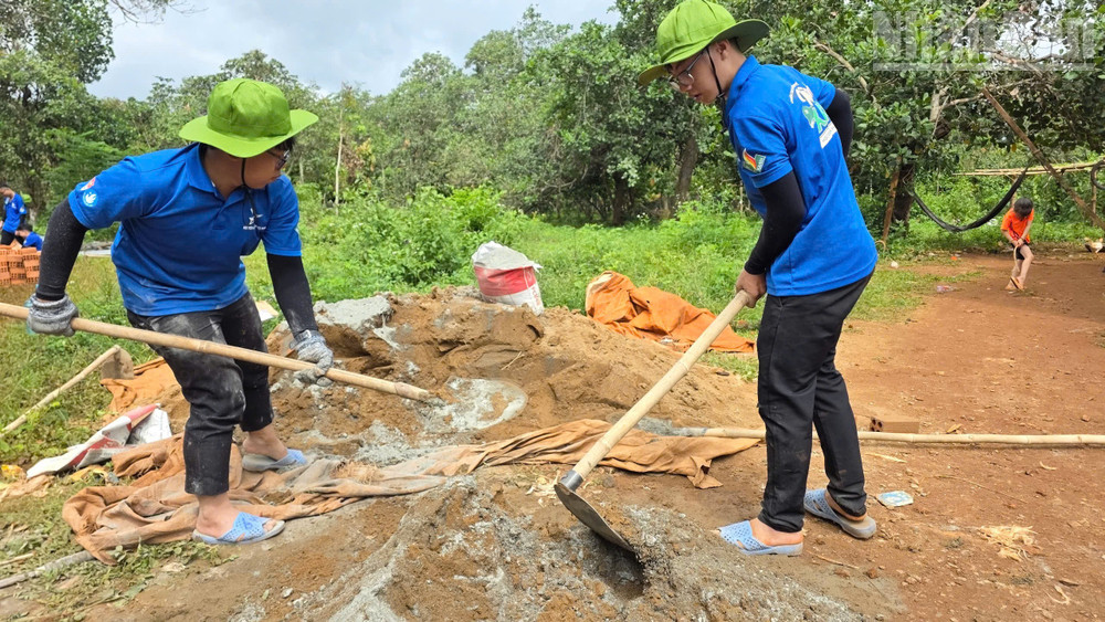 Các bạn sinh viên Học viện Hàng không Việt Nam trộn hồ xây khuôn viên giếng tập trung tại đội 1, thôn Bù Khơn, xã Đắk Ơ. ndo_tr_44.jpg