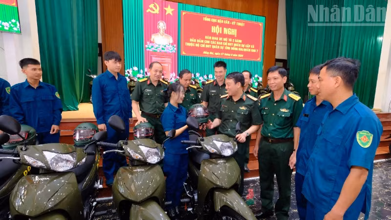 Thiếu tướng Vũ Văn Cường, Phó Chính ủy Tổng cục Hậu cần-Kỹ thuật căn dặn các đồng chí dân quân sử dụng xe an toàn, đúng mục đích