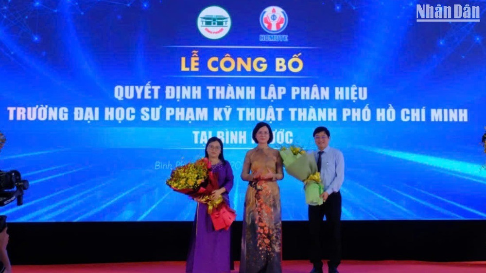 Lãnh đạo tỉnh Bình Phước tặng hoa chúc mừng Phân hiệu Trường đại học Sư phạm Kỹ thuật Thành phố Hồ Chí Minh tại Bình Phước. z6724925088547-66633a173138e123389a1a27965418c4-copy-5390.jpg