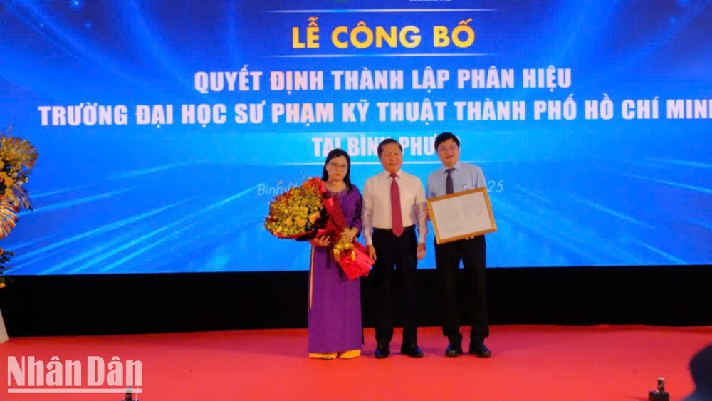 Thứ trưởng Giáo dục và Đào tạo trao quyết định thành lập Phân hiệu Trường đại học Sư phạm Kỹ thuật Thành phố Hồ Chí Minh tại Bình Phước z6724925105855-25e25adbb0734577999659f6fe967f50-6675.jpg