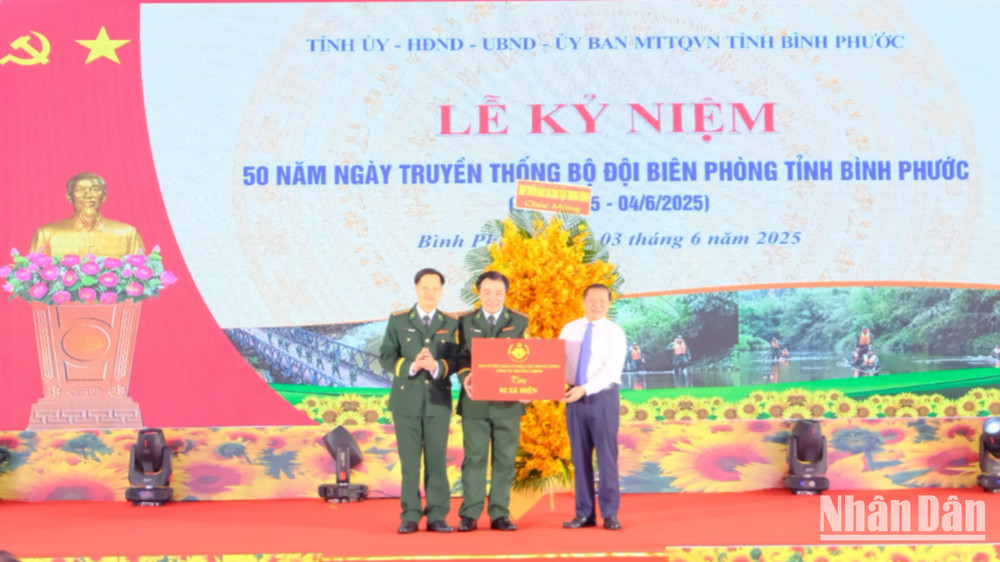 Đồng chí Lại Xuân Môn trao tặng Bộ đội Biên phòng tỉnh Bình Phước 2 chiếc ô-tô điện phục vụ công tác đối ngoại biên phòng. dscf0095-4056-7765.jpg