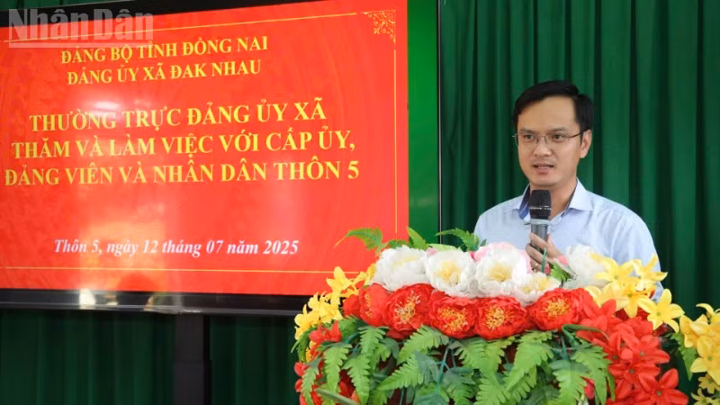 Bí thư Đảng ủy xã Đắk Nhau Nguyễn Trọng Lâm về các thôn trao đổi, nắm bắt thông tin.