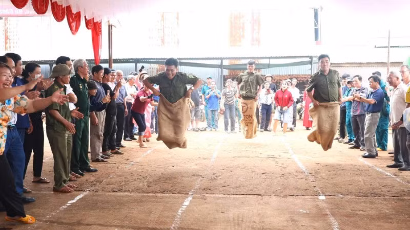 Nhân dân tỉnh Đồng Nai phấn khởi tham gia các trò chơi tại Ngày hội “Đại đoàn kết toàn dân tộc”.