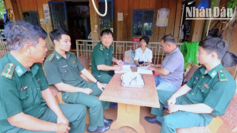 Đảng viên Đồn Biên phòng Đắk Ơ nắm tình hình thôn Bù Đưng, xã Đắk Ơ, tỉnh Đồng Nai.