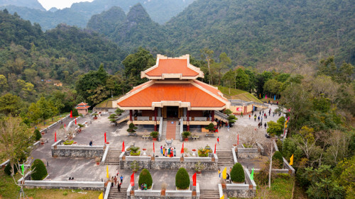 Đền thờ Chủ tịch Hồ Chí Minh trong Khu di tích Quốc gia đặc biệt Pác Bó tọa lạc trên ngọn đồi cao, quanh năm gió lộng.