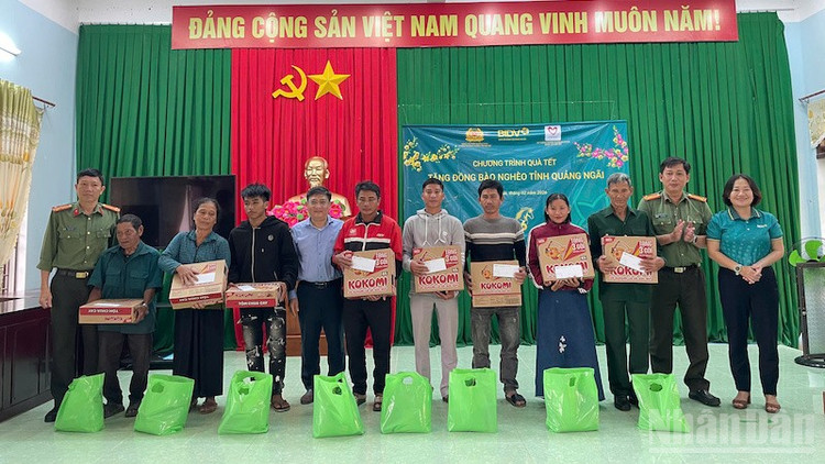 Lãnh đạo Phòng An ninh chính trị nội bộ, Công an tỉnh Quảng Ngãi và các đơn vị tặng quà hộ nghèo.