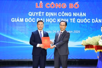 Thứ trưởng Bộ Giáo dục và Đào tạo Hoàng Minh Sơn trao Quyết định công nhận Giám đốc Đại học Kinh tế Quốc dân cho Phó Giáo sư, Tiến sĩ Bùi Huy Nhượng. (Ảnh: TUẤN ANH)
