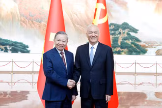 Tổng Bí thư, Chủ tịch nước Tô Lâm và đồng chí Thái Kỳ, Ủy viên Ban Thường vụ Bộ Chính trị, Bí thư Ban Bí thư Trung ương Đảng Cộng sản Trung Quốc. (Ảnh: THỐNG NHẤT/TTXVN)
