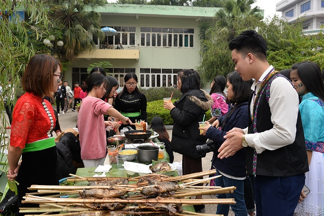 Mang Tết của đồng bào dân tộc Mông đến với Thủ đô Hà Nội ảnh 3