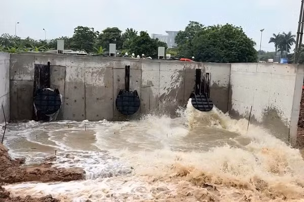 Vận hành thử trạm bơm Cầu Ngà 1.