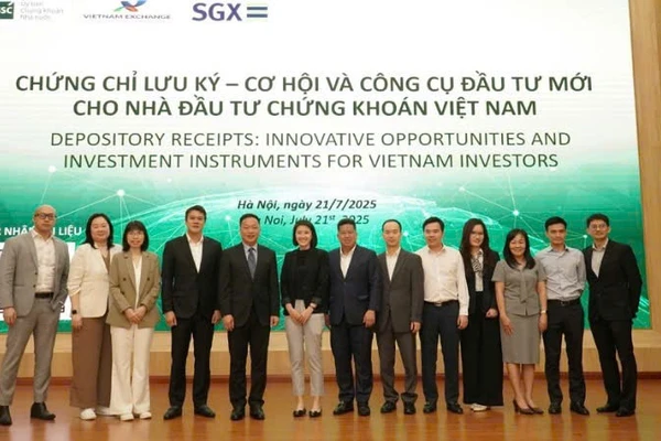 Các đại biểu chụp ảnh lưu niệm tại hội thảo.