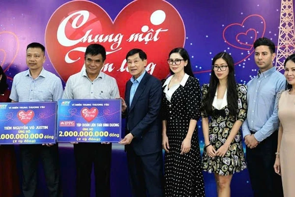 Gia đình ông Johnathan Hạnh Nguyễn quyên góp 4 tỷ đồng vào quỹ Chung một tấm lòng để hỗ trợ bà con vùng lũ khắc phục hậu quả và ổn định cuộc sống.