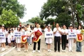 Ban tổ chức trao cờ lưu niệm cho các đơn vị tham gia.