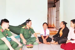Cán bộ, chiến sĩ Trung đoàn 717 đến động viên, thăm hỏi học sinh dân tộc thiểu số khó khăn ở địa bàn đóng quân.