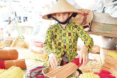 Làng nghề se nhang Bình Đức tất bật cuối năm.