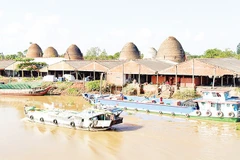 Làng nghề gạch, gốm đỏ Vĩnh Long luôn gắn liền với phát triển du lịch.