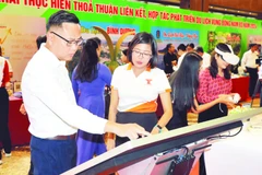 Người dân tham quan bản đồ tương tác thông minh, số hóa các điểm du lịch tại Đồng Nai.
