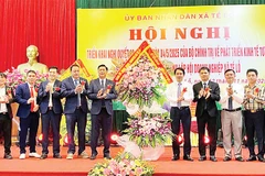 Thường trực Đảng ủy xã Tề Lỗ chúc mừng Hội Doanh nghiệp xã.