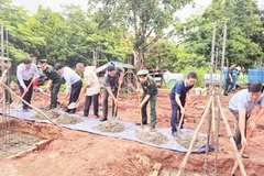 Các đại biểu thực hiện nghi thức khởi công xóa nhà tạm, nhà dột nát cho đồng bào dân tộc thiểu số.
