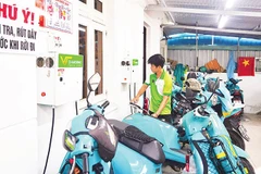 Điểm cung cấp dịch vụ sạc cho xe máy điện tại phường Tân Hưng, Thành phố Hồ Chí Minh. (Ảnh THẾ ANH)