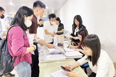 Người dân hoàn thiện hồ sơ mua nhà ở xã hội Thượng Thanh, quận Long Biên.