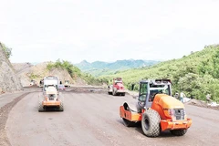 Các đơn vị thi công huy động tối đa nhân lực, máy móc để thi công tuyến đường cao tốc Tuyên Quang-Hà Giang.